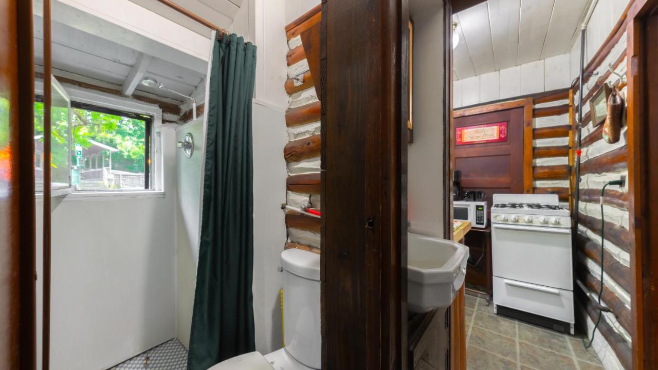 Log Cabin Motor Court แอชวิลล์ ภายนอก รูปภาพ
