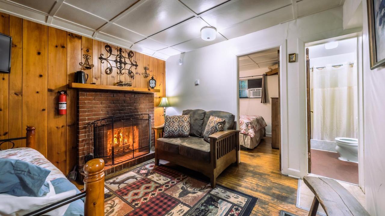 Log Cabin Motor Court แอชวิลล์ ภายนอก รูปภาพ