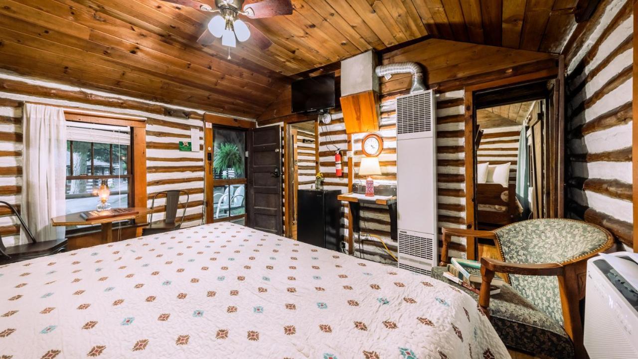 Log Cabin Motor Court แอชวิลล์ ภายนอก รูปภาพ