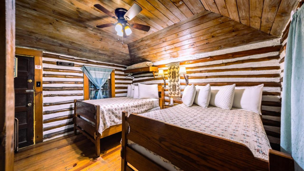 Log Cabin Motor Court แอชวิลล์ ภายนอก รูปภาพ