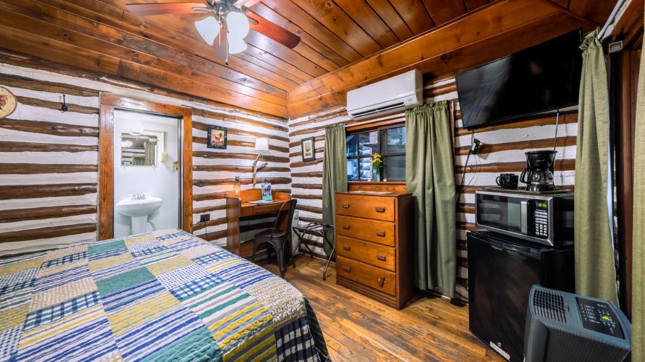 Log Cabin Motor Court แอชวิลล์ ภายนอก รูปภาพ