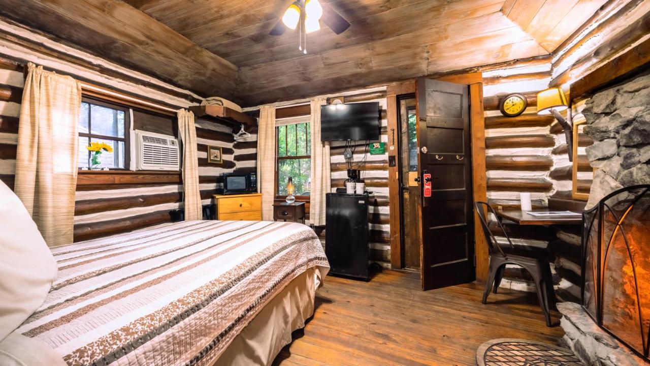 Log Cabin Motor Court แอชวิลล์ ภายนอก รูปภาพ