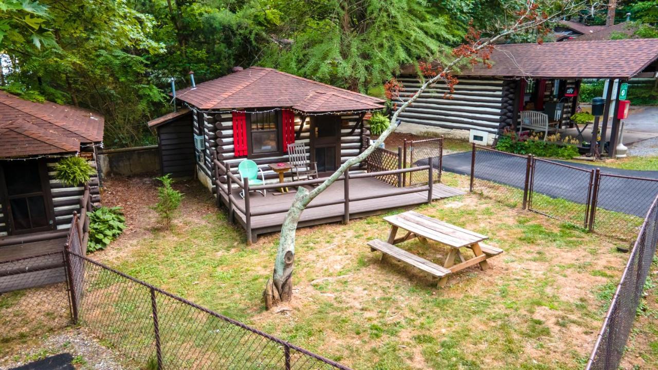Log Cabin Motor Court แอชวิลล์ ภายนอก รูปภาพ