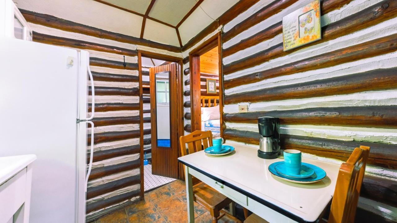 Log Cabin Motor Court แอชวิลล์ ภายนอก รูปภาพ