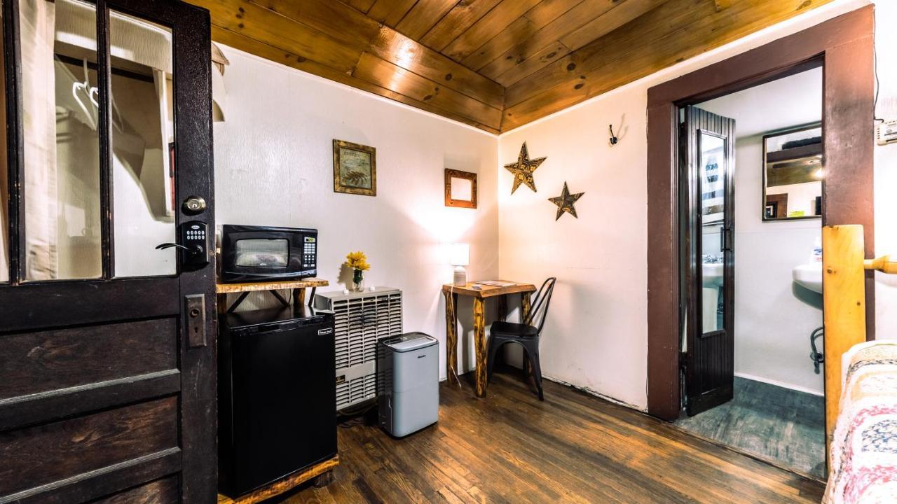 Log Cabin Motor Court แอชวิลล์ ภายนอก รูปภาพ