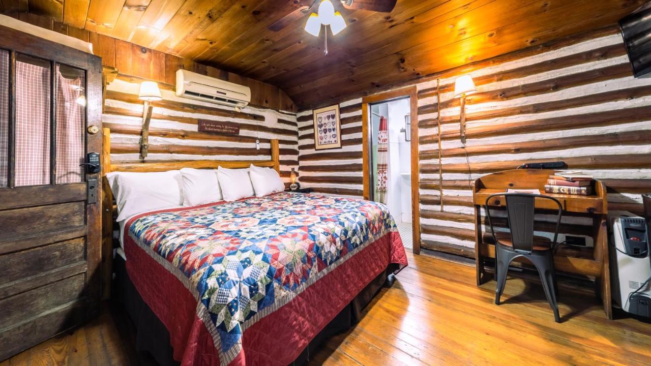 Log Cabin Motor Court แอชวิลล์ ภายนอก รูปภาพ